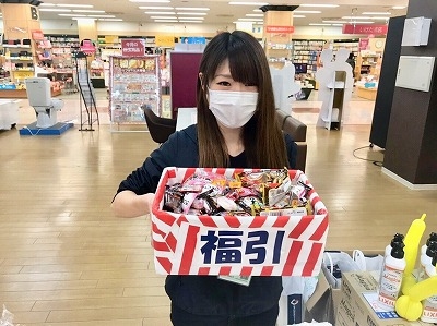 ワントップハウス　アピタ木曽川店　お菓子つかみ取り.jpg