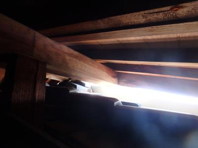 屋根裏部屋の外から差し込む光1.jpg
