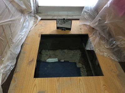 床下収納庫用の穴をあけたところ