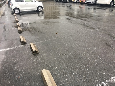 ラインの薄くなった駐車場