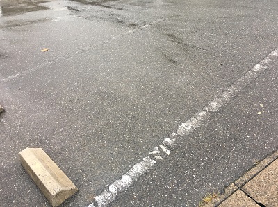 ラインの薄くなった駐車場②