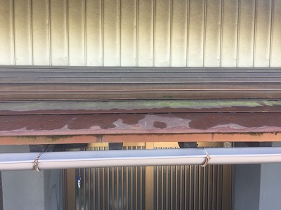塗装前の玄関上のトタン屋根