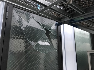 台風被害で窓ガラスの割れ