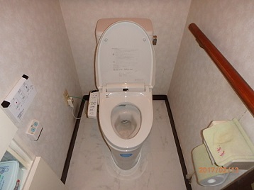 施工後のトイレ、クッションフロア