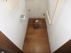 ２階の古いトイレを外したところ