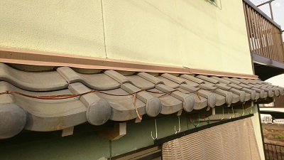 施工前の雨漏れが心配される壁際の屋根