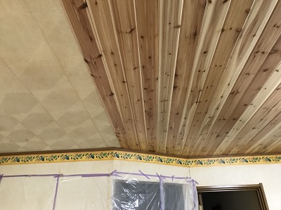羽目板を貼る作業中の天井