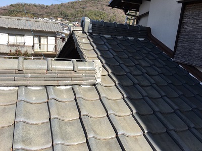 劣化した屋根の漆喰