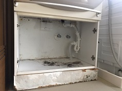 古い洗面台を撤去中②