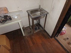 古い洗面台を撤去後
