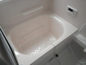 大幅なリフォームにより、お風呂については、浴槽の保温効果が高まり、そして、掃除のしやすい材質に変わりました。白を基調とした清潔感あふれるお風呂・トイレ・洗面所に仕上り、新築のように綺麗になりました。