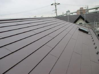 茶色の屋根でシックな感じですね。そして、丈夫な屋根材ですのでこれから心配もなく過ごせそうですね。