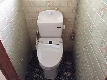 今回「トイレから水漏れがするから修理してほしい」とお問い合わせいただきましたが、 古いトイレの場合、水漏れ修理しても再発してしまう可能性が高いです。 何回も水漏れを修理するより交換した方がいいかと思い、トイレ交換をご提案しました。  また、古いトイレの場合、 水漏れ修理の部材が廃番になっている場合もあります。