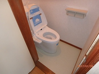 トイレは、今回LIXILのアメージュZを採用しました。 こちらのアメージュZは毎月折込のチラシにも掲載され、弊社一宮ショールームにも展示してあるので、 実物を見にこられてはどうでしょうか？  クロスやクッションフロアもキレイになり、トイレが明るくなりました。