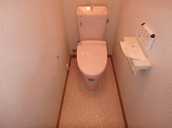 床もキレイになり、トイレも新しくなりました。 今回トイレは、LIXILのアメージュZを採用しました。 こちらのアメージュZ、お手頃価格というのもあり、お客様にとっても人気の商品となっています！  トイレ空間が一気におしゃれになりましたね。