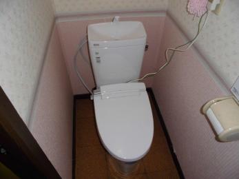 経年劣化でお水が少しずつ漏れていましたが、トイレの型が古いこともあり、新しいものに交換させて頂きました。