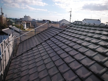 葺き替え工事を行った事により屋根も軽くなり耐震性能も向上し、 軒天もガルバリウム鋼板にて施工する事により長い耐久性を期待できるようになりました。