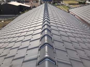 今まで手入れをしていなかった屋根を今回下地材から組み直しをすることにより耐久性が上がり、換気扇につきましては従来の物より音が静かな換気扇にする事ができました。