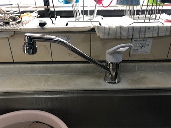 水栓の先端が破損状態だった水栓を今回はLIXILのシングルレバー混合水栓を使って新品に交換しました。