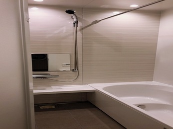 タカラスタンダードのユニットバスは、浴室をまるごと保温材で包み込んで暖かさが持続し、 高品位のホーローは、お手入れカンタンで汚れやカビに強くいつまでもキレイがキープされます。