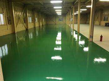 新しく土間を打ち直した工場でしたのでポリッシャーで研磨をかけて、プライマー塗布後に細かいクラックの補修を行った後に仕上げ塗装を2回行い、定番の緑色の床が仕上がりました。