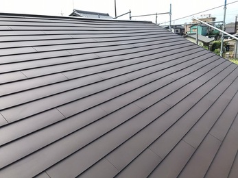 既存屋根のスレート瓦に新しい屋根材を葺くカバー工法をする事で耐久性が向上しました