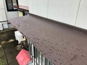 今回は、稲沢市の霧除け板金工事を紹介します。今回のお宅は、雨漏れが原因で屋根の内部が腐食してしまっていたので補修工事を行いました。