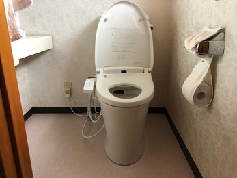 今回は、北名古屋市のトイレ交換工事を紹介します。今回のお宅は、お家にある２つのトイレを２つとも交換しました。オート便器洗浄、フチなしでつぎ目なしの便座でお掃除も楽になりました。