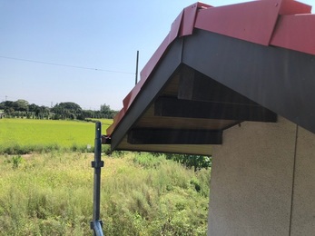 今回は、稲沢市の破風板金工事を紹介します。今回のお宅は、雨が降るたびに心配があった破風の腐食や軒天井の穴などの補修を行い、水漏れの心配もなくなりました。
