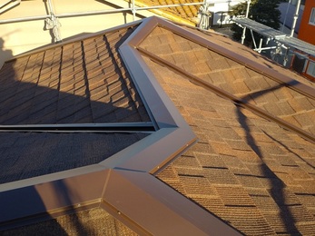 今回は、一宮市の屋根重ね葺き工事を紹介します。今回のお宅は、経年劣化により雨漏れしている屋根を高耐久仕様の屋根材で葺き替えました。