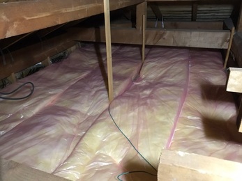 今回は、一宮市の断熱材工事を紹介します。今回のお宅は、屋根の葺き替え工事と一緒に断熱材を敷きました。断熱材を敷く事で屋根からの熱が室内に通りにくくなるため、快適な生活を送る事ができます。