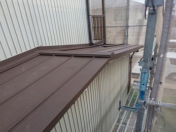 今回は、一宮市の角波板金工事を紹介します。今回のお宅は、角波板金を使って屋根や外壁の一部を貼り直しました。
