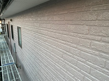 今回は、犬山市の外壁塗装工事を紹介します。今回のお宅は、外壁はもちろんのこと付帯部やベランダ、軒天なども重ね塗りを行いました。