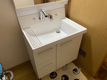 今回は、弥富市の洗面台交換工事を紹介します。今回のお宅は、長年にわたり使用してきた洗面台を新しく交換しました。