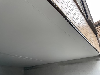 今回は、江南市のガレージ天井塗装工事を紹介します。今回のお宅は、以前に経年劣化した天井の補修工事を行いましたので、そこの塗装工事を行い外観がよくなりました。