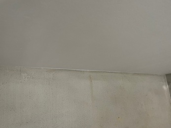 今回は、江南市のガレージ天井モルタル補修工事を紹介します。今回のお宅は、以前にガレージの天井の補修工事を行いましたので壁との間は樹脂モルタルで補修しました。