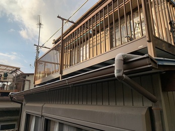 今回は、稲沢市の雨樋交換工事を紹介します。今回のお宅は、経年劣化していた雨樋を新しくする事で雨水がしっかりと流れるようになりました。