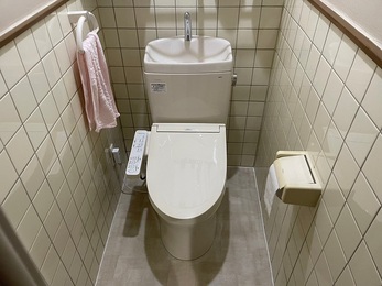 今回は、稲沢市のトイレ工事を紹介します。今回のお宅は、長年にわたり使用してきたトイレと床を新しくしました。